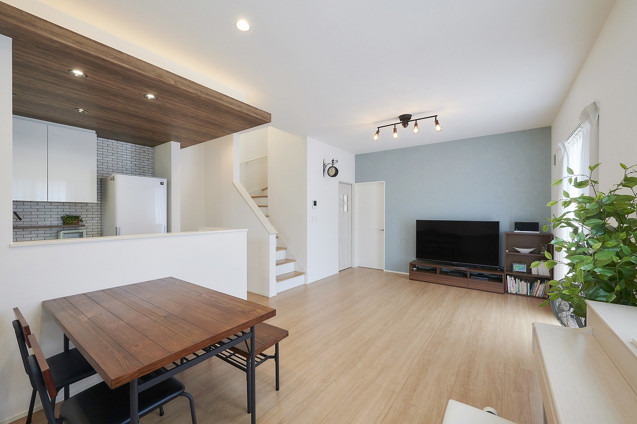 アクセントクロスが彩るリビング