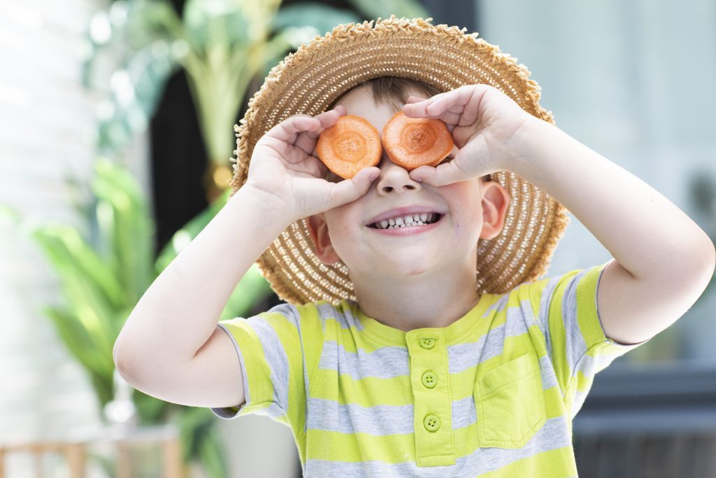 庭で家庭菜園を楽しむ子供