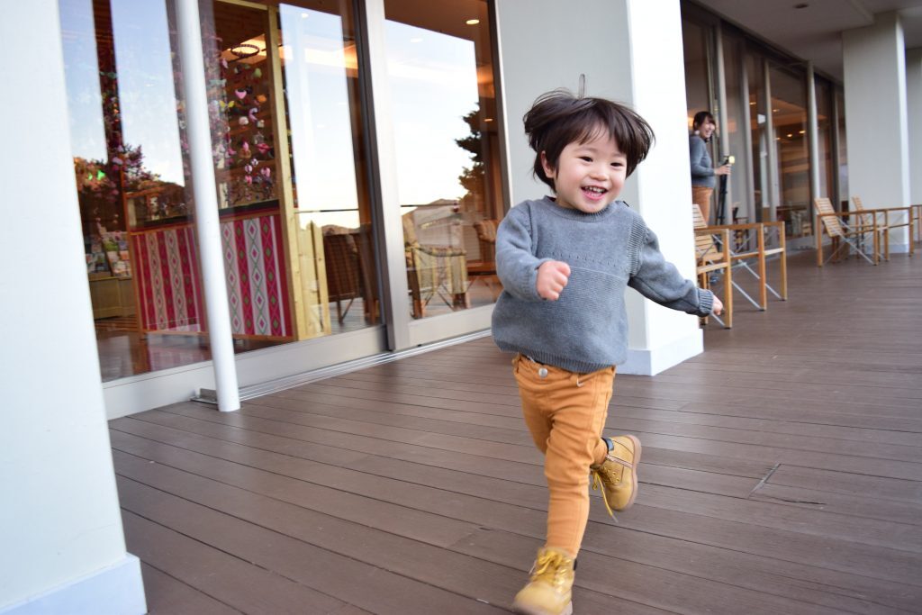 ウッドデッキを走る子供