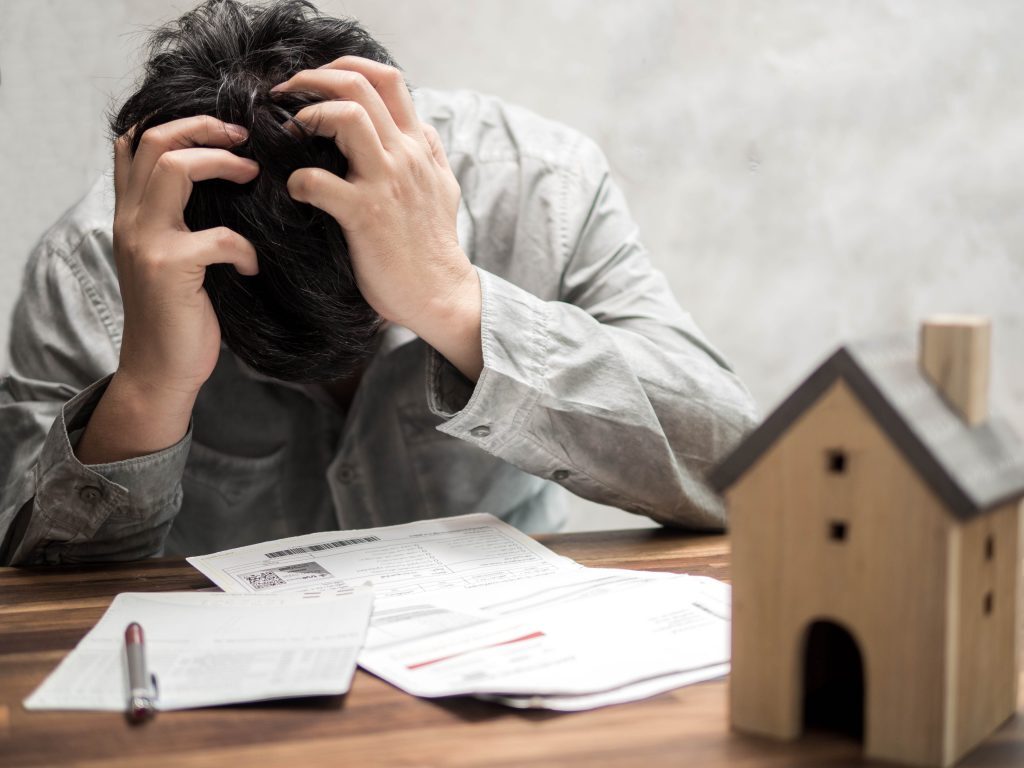 失敗して頭を抱える男性