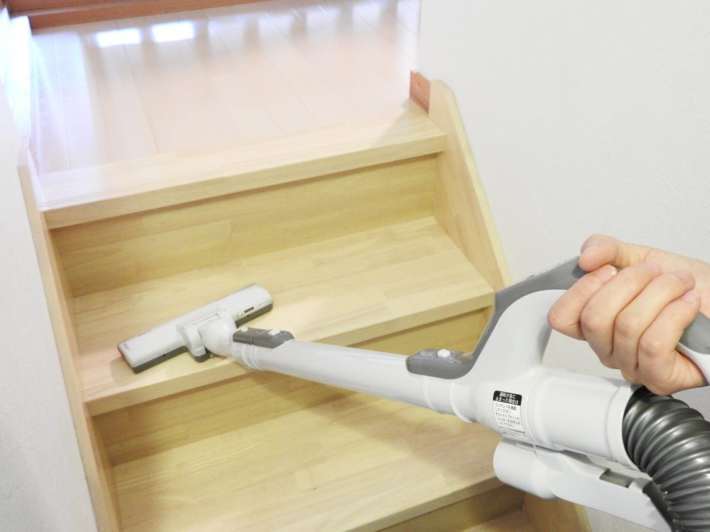 階段に掃除機をかける
