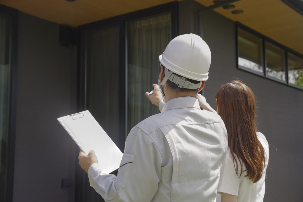 リフォームの打ち合わせをする人達