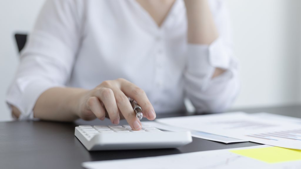 維持費を計算する女性