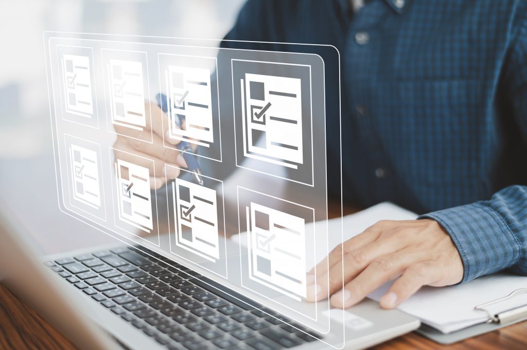 情報集めをしている人